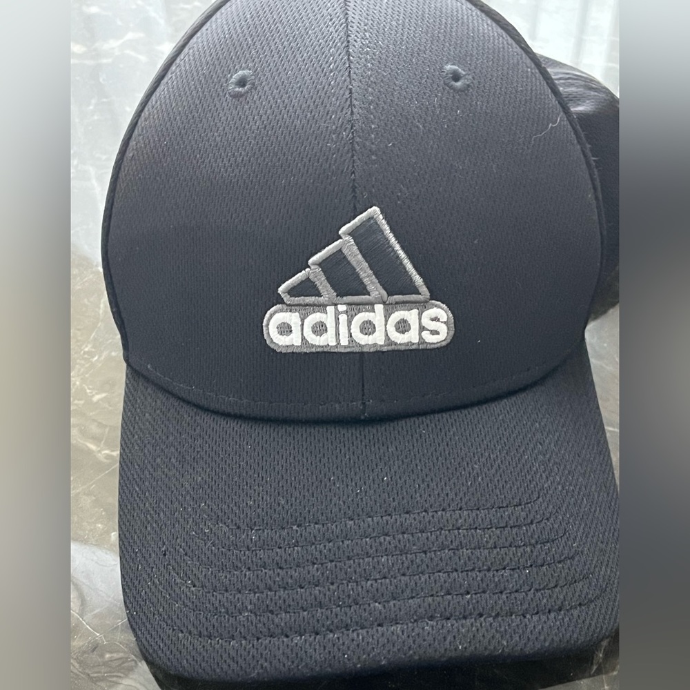 Adidas baseball cap like new.
